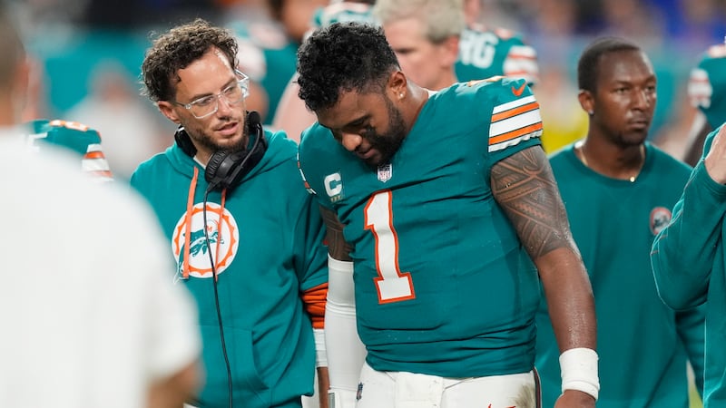 The newest update on Tua Tagovailoa's injury leaves the Dolphins' aspirations uncertain, he has remained a limited participant at practice as he deals with a hip injury. nhathung