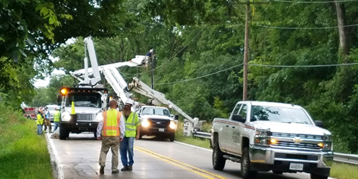 ComEd reports hundreds of outages, crews fixing power lines along IL ...